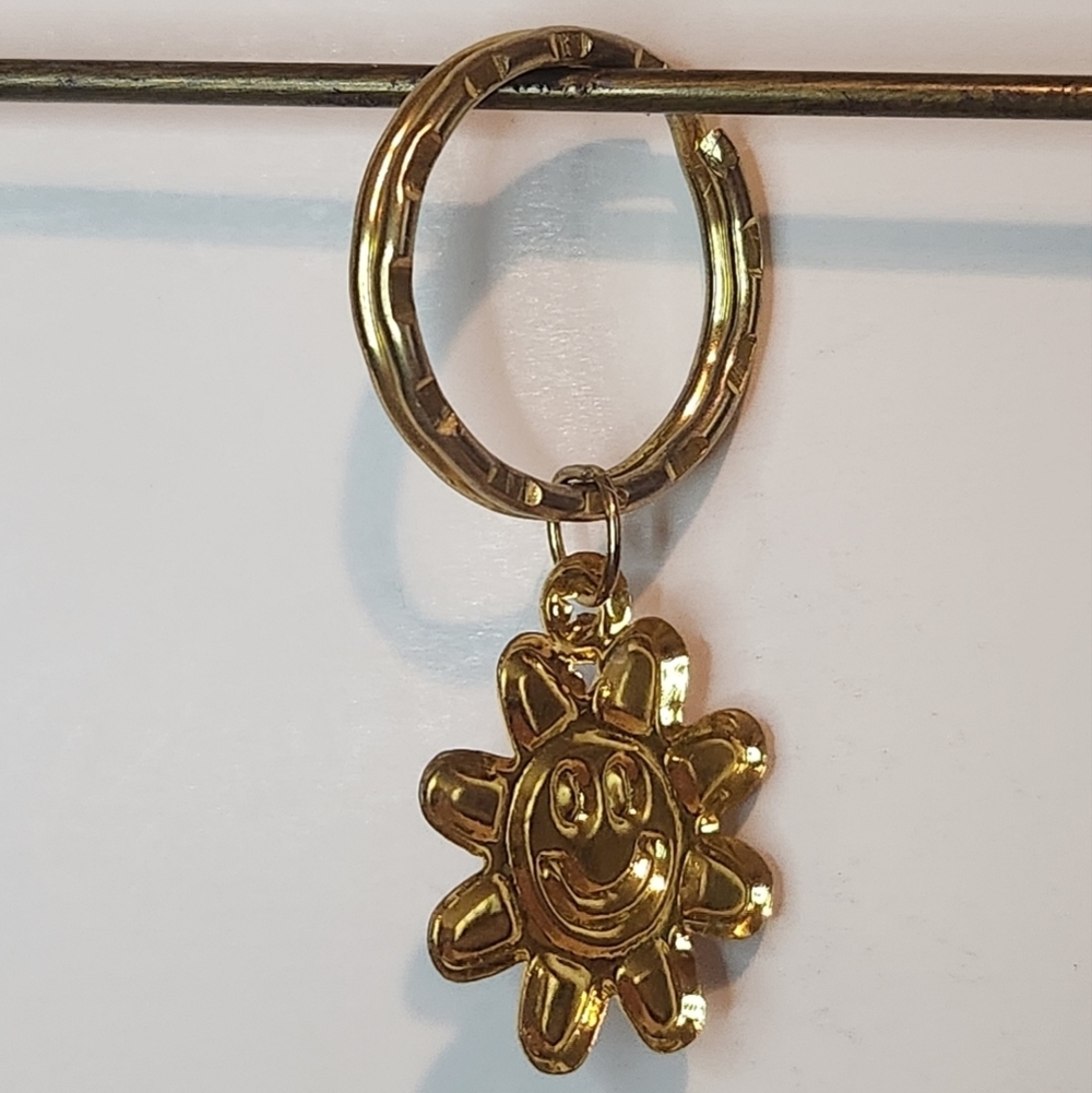 2” Unbranded Smiley Face Pink and Blue Flower Keychain - Picture 4 of 5